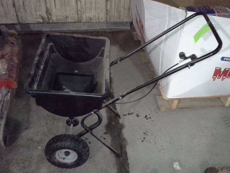 lot 83 image: Spreader