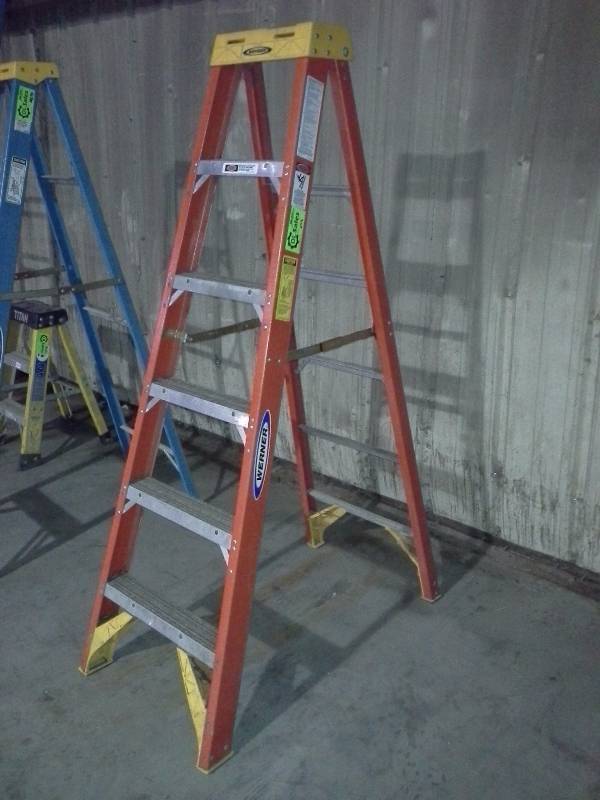 lot 248 image: Fiberglass Ladder