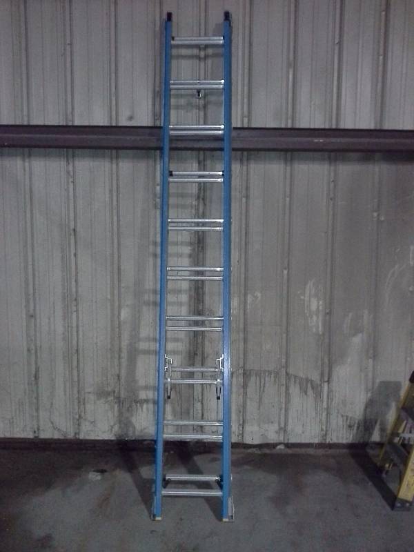 lot 162 image: Fiberglass Extension Ladder