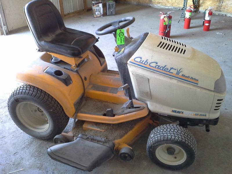 lot 306 image: Cub Cadet GT2544 Lawn Tractor