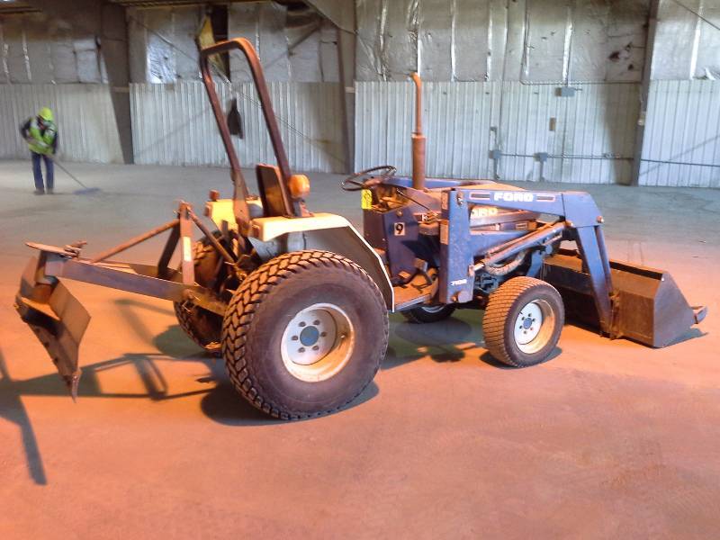 lot 305 image: Ford HST 1520 Diesel Yard Tractor with bucket and blade