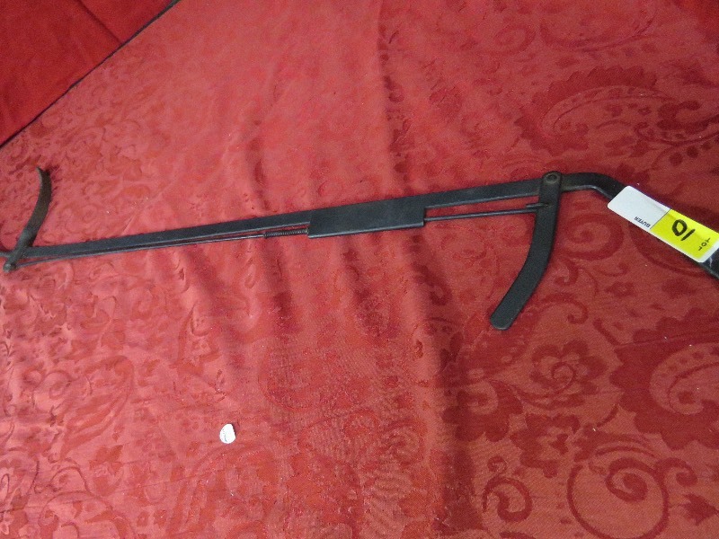 lot 10 image: Metal Grabber