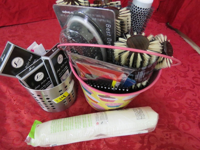 lot 14 image: Beauty Lot