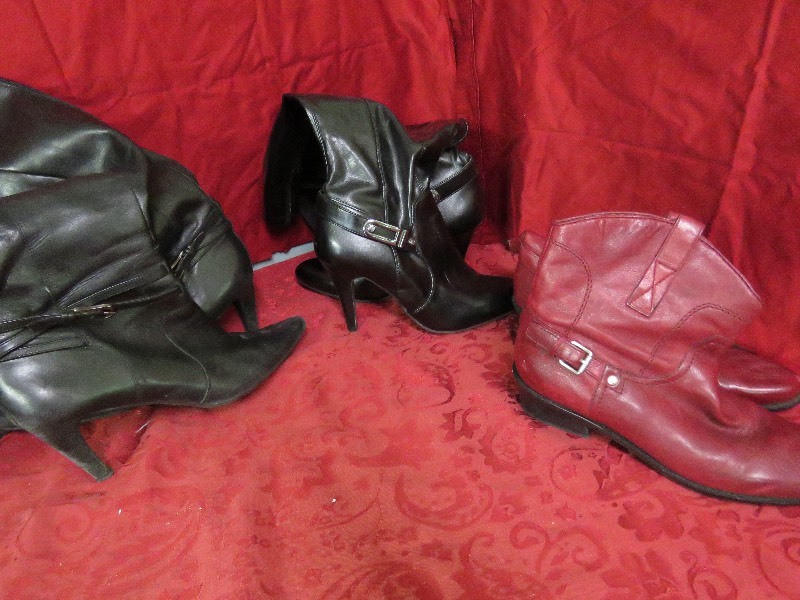 lot 15 image: Womens boots