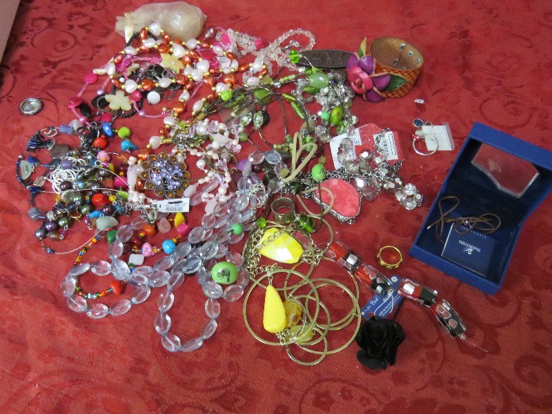 lot 35 image: Jewelry