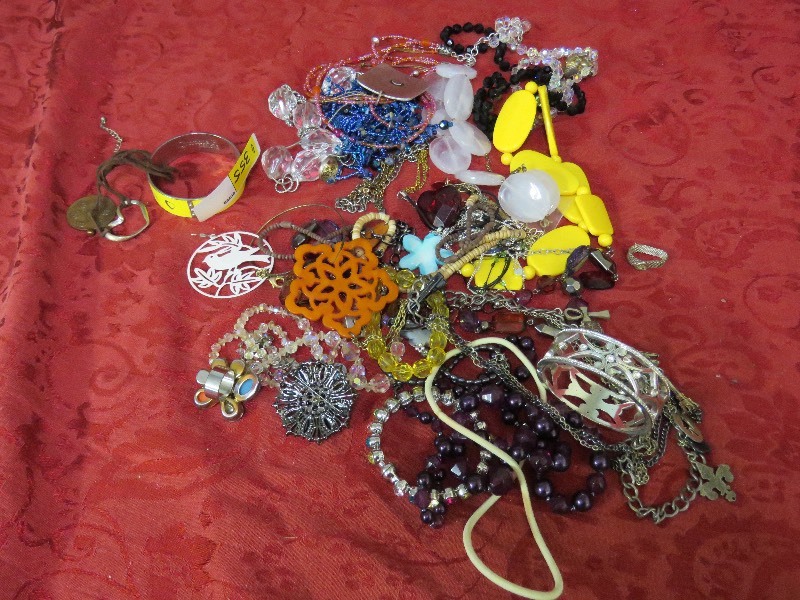 lot 36 image: Jewelry