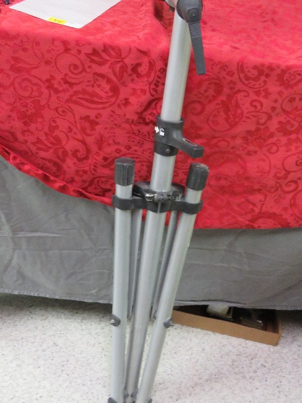 lot 43 image: Heavy Duty Tripod