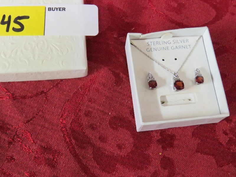 lot 45 image: Jewelry Set