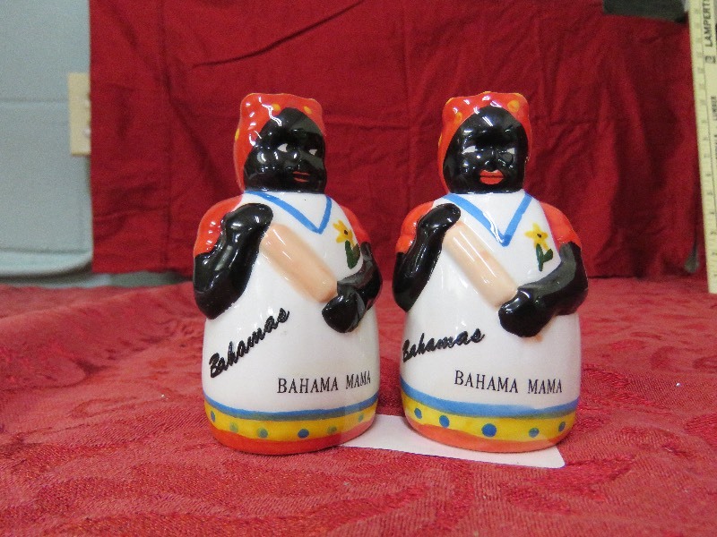 lot 54 image: Bahama Mama Salt & Pepper Shakers