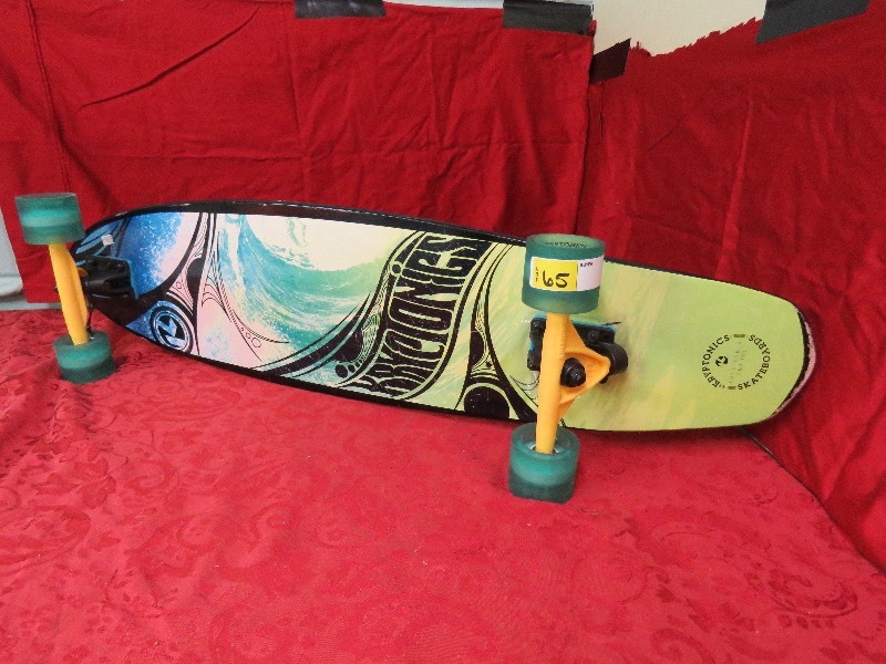 lot 65 image: Skateboard