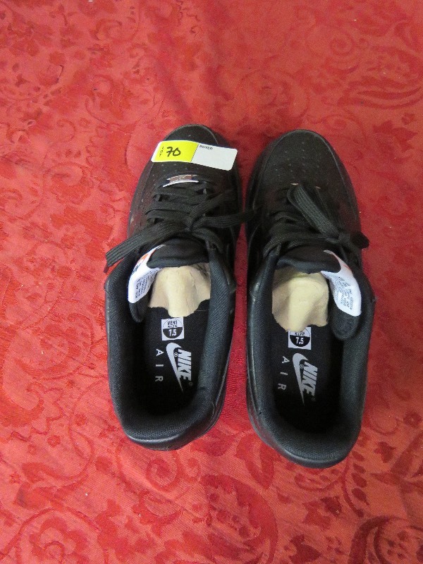 lot 70 image: Nike Air Mens Size 7.5 Tennis Shoes