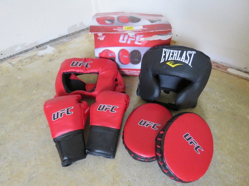 lot 105 image: Boxing outfit