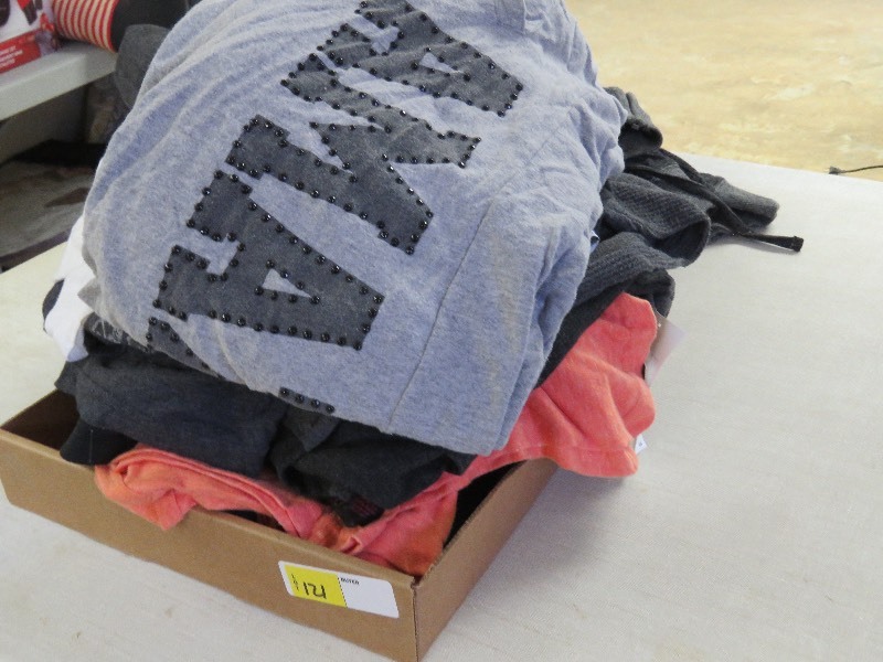 lot 121 image: Clothes