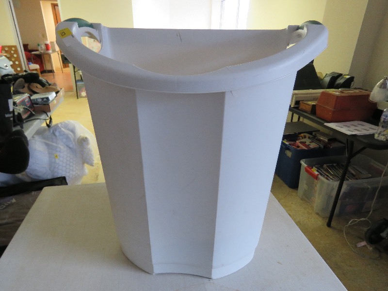 lot 150 image: Laundry basket