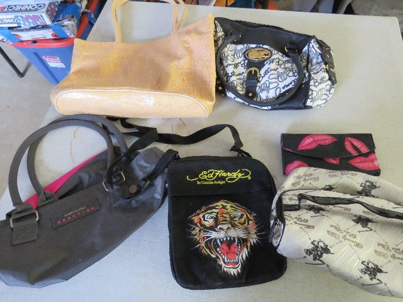 lot 157 image: Purse Lot