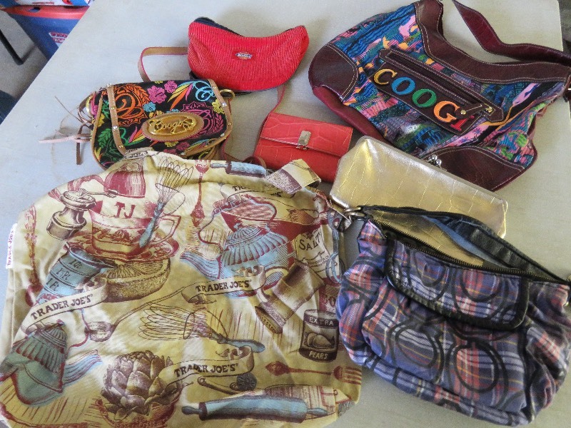 lot 158 image: Purse Lot