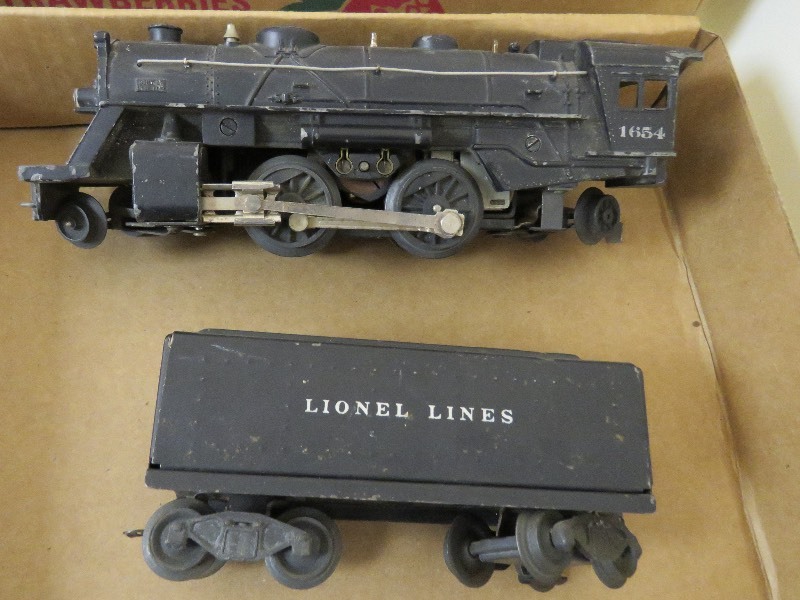 lot 222 image: Vintage Lionel #1654 Engine and 1654T Tender