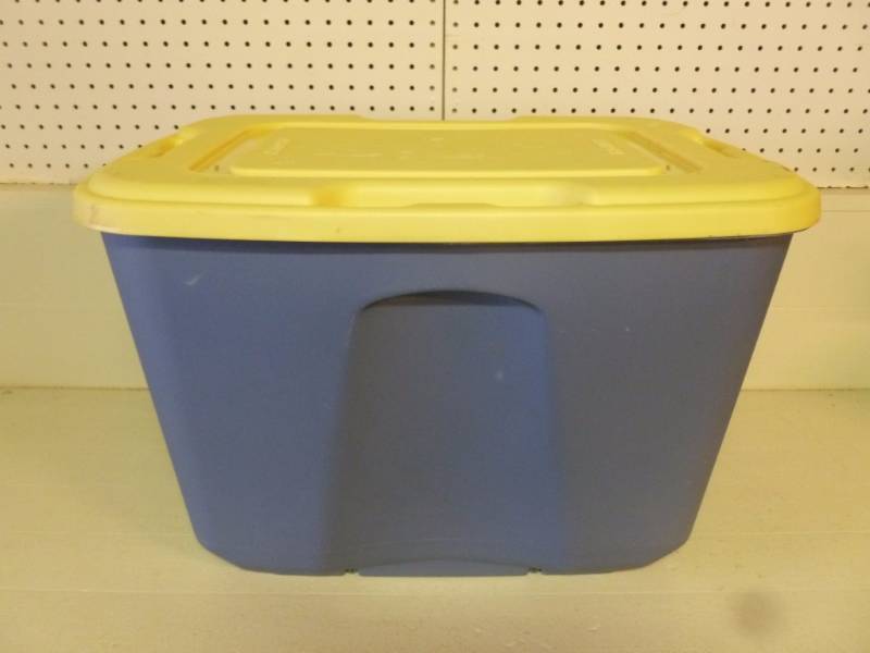 lot 18 image: Storage Tote