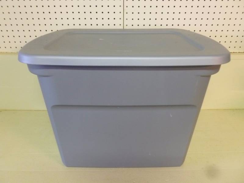 lot 19 image: Storage Tote