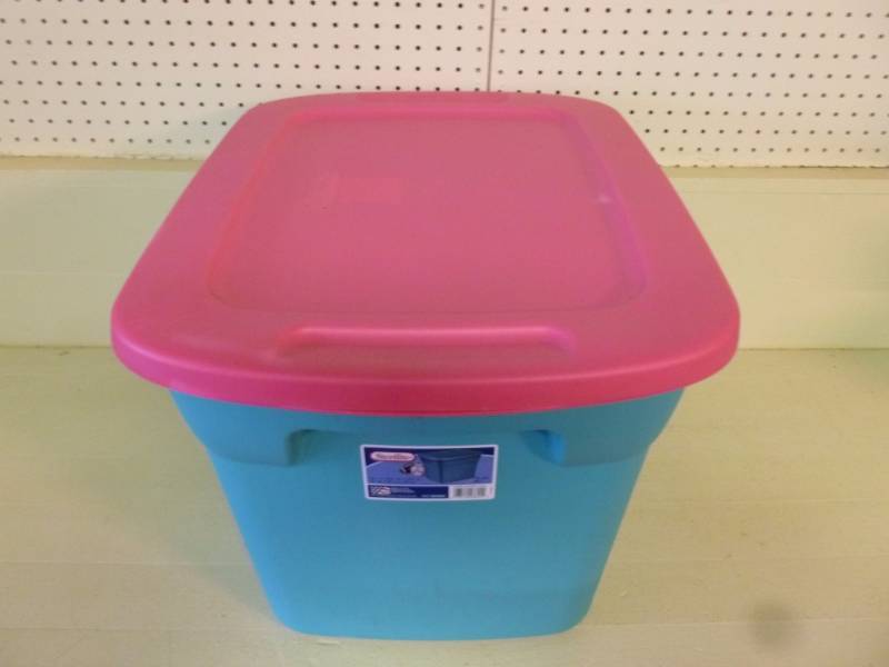 lot 20 image: Storage Tote