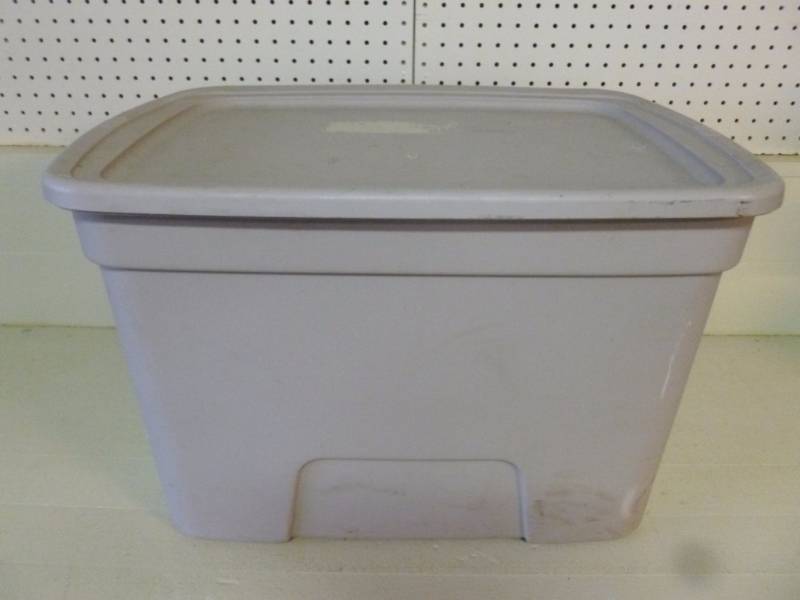 lot 21 image: Storage Tote