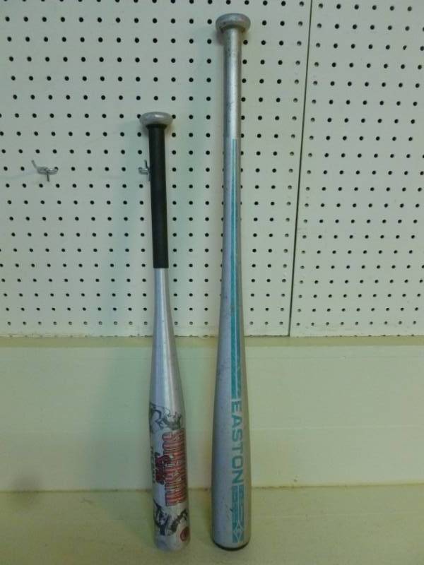 lot 43 image: Aluminum Bats