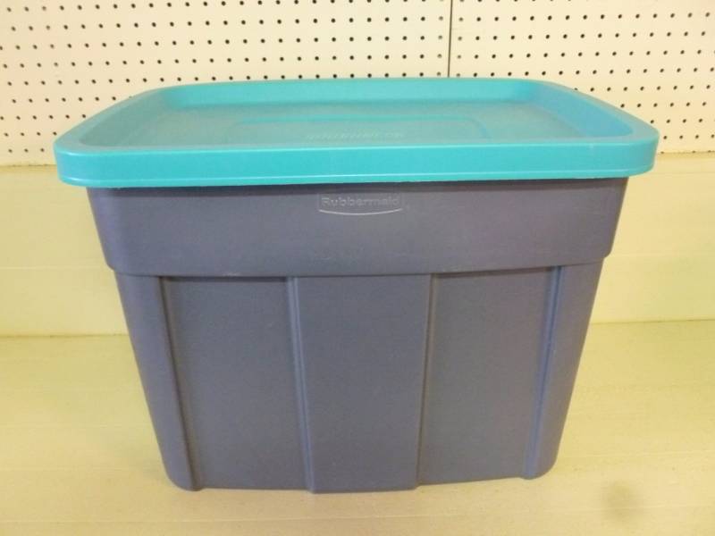 lot 64 image: Storage Tote