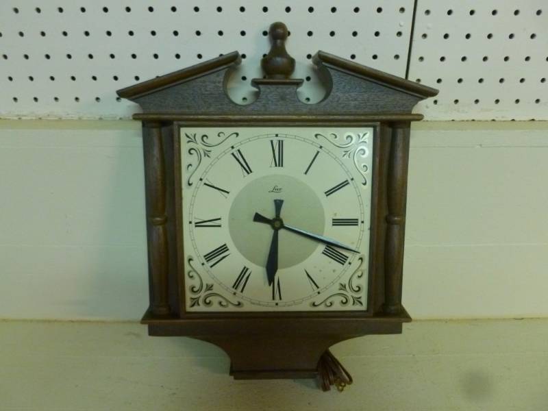 lot 95 image: Vintage Clock