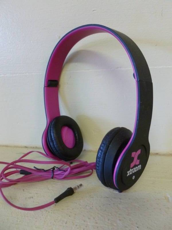 lot 176 image: Headphones