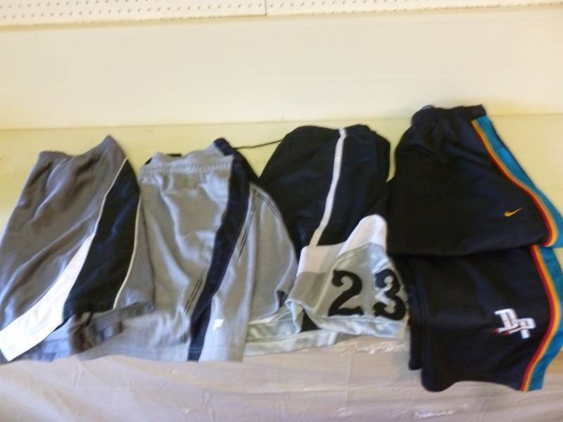 lot 183 image: Sports Cloths