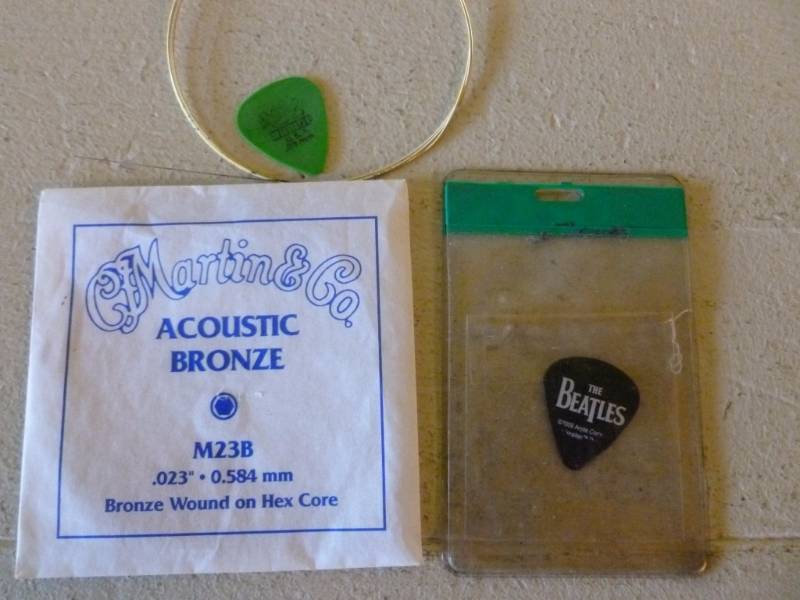 lot 187 image: Guitar Items