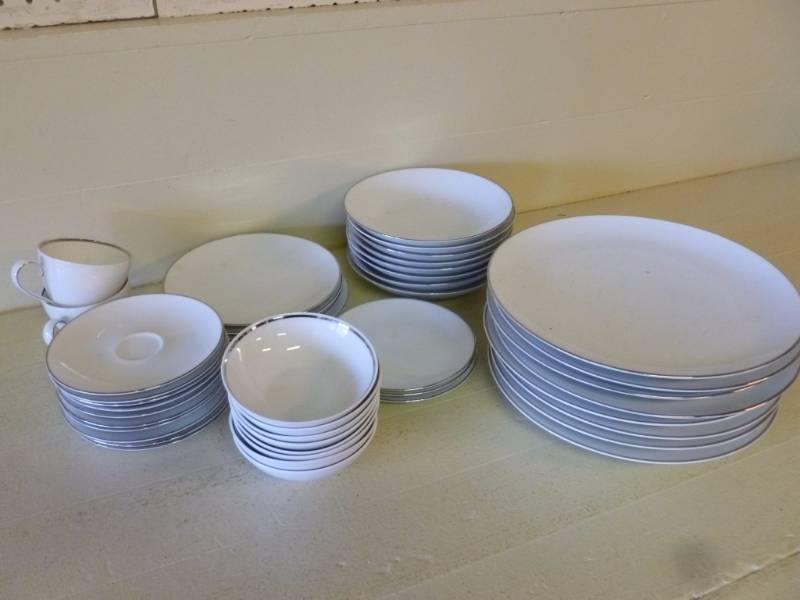 lot 207 image: China Dinnerware