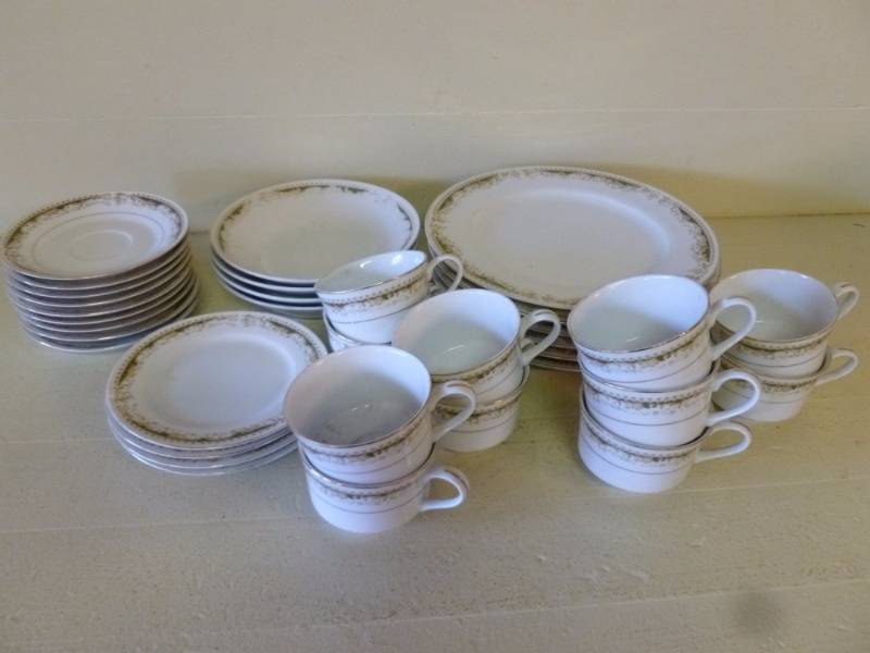 lot 208 image: China Dinnerware