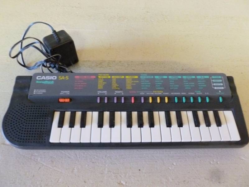 lot 209 image: Electric Keyboard