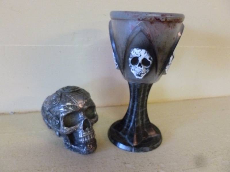 lot 212 image: Halloween Items