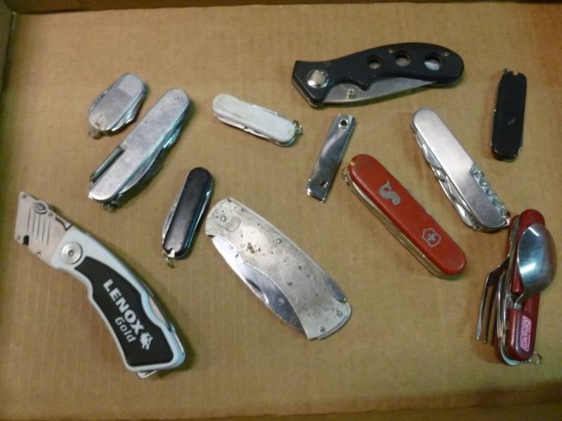 lot 221 image: Pocket Knives