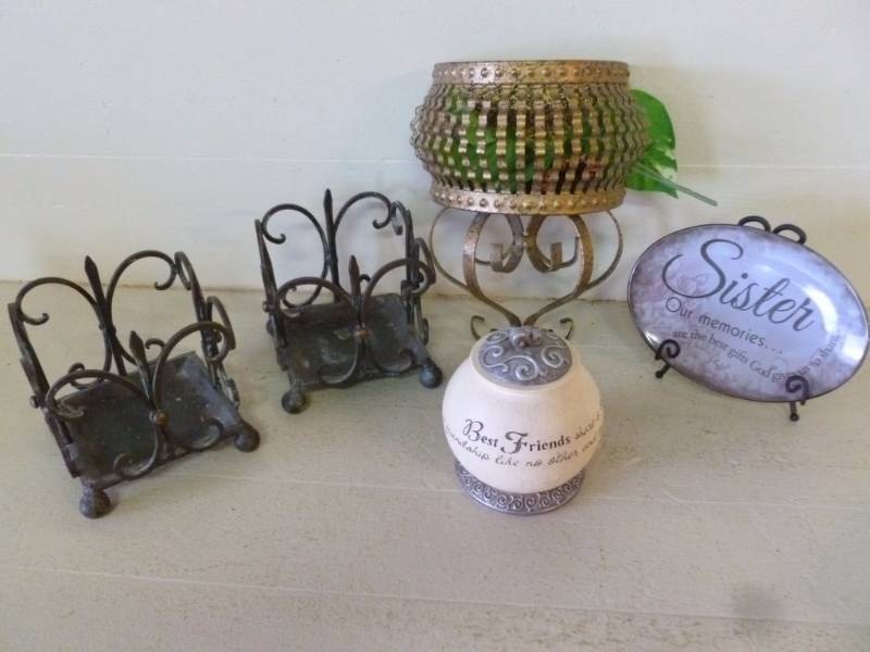 lot 273 image: Decorative