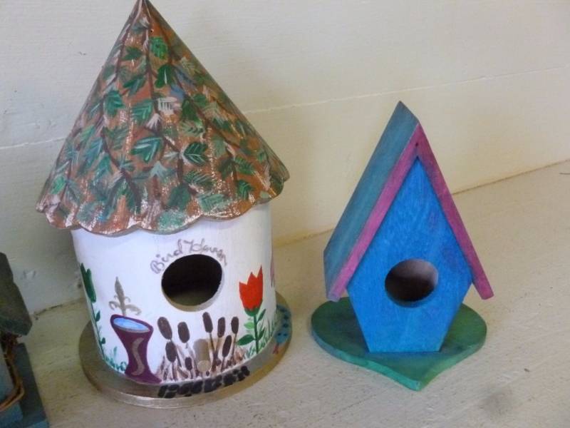 lot 284 image: Decorative Bird Houses