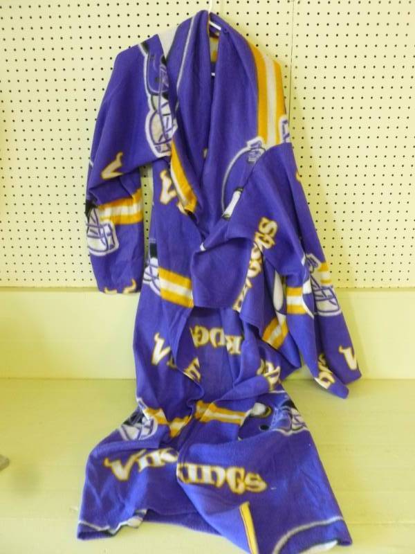lot 302 image: Minnesota Vikings Robe