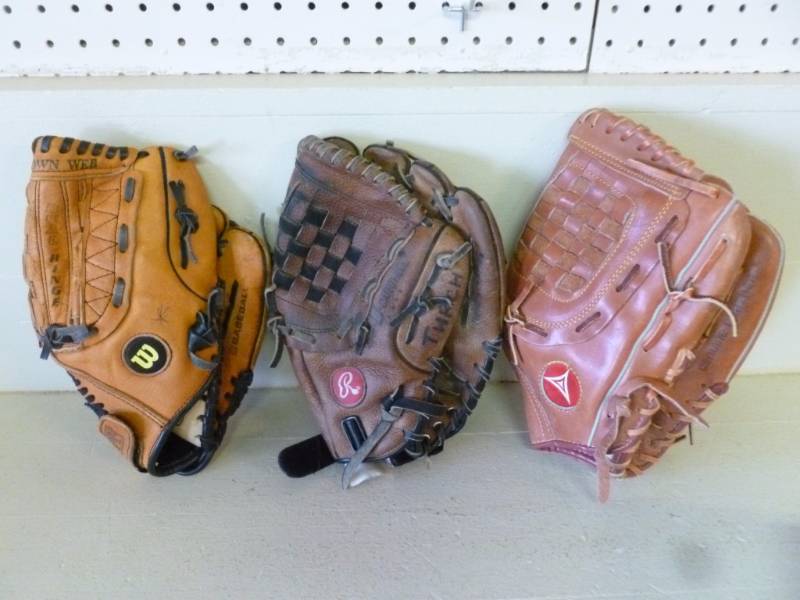 lot 306 image: Baseball Gloves