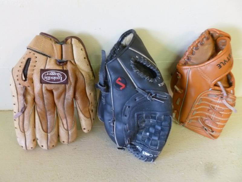 lot 307 image: Baseball Gloves