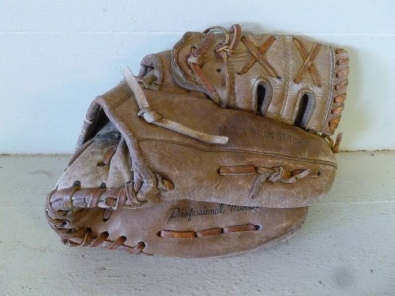 lot 308 image: Vintage Baseball Glove