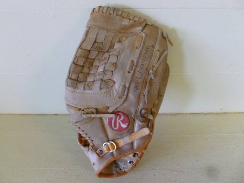 lot 309 image: Mens Softball Glove