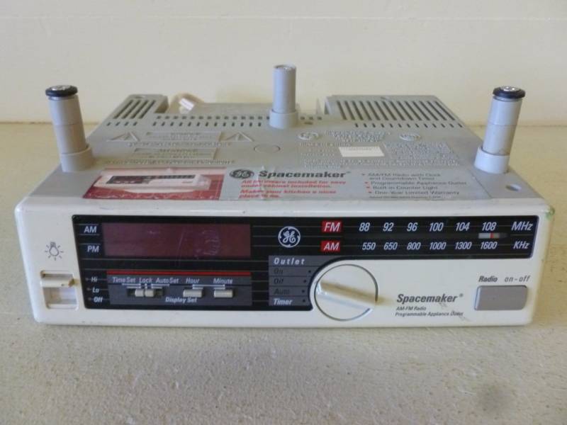 lot 315 image: Under The Counter Radio