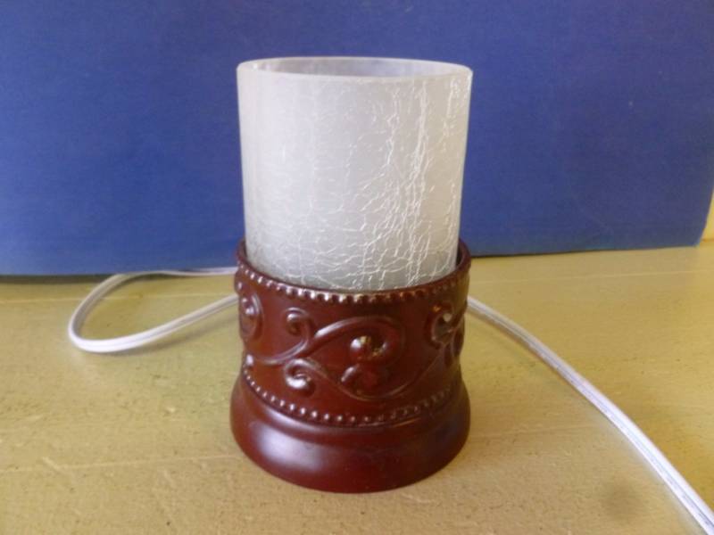 lot 328 image: Dresser Lamp