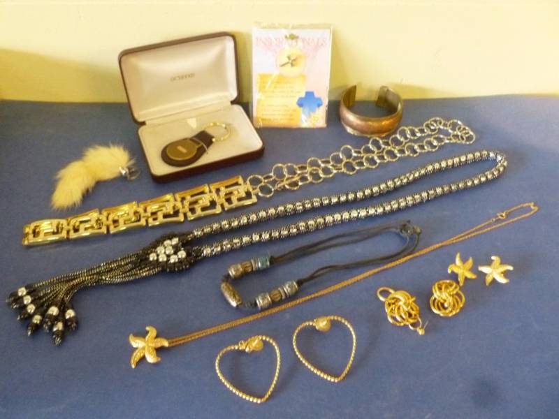 lot 334 image: Jewelry