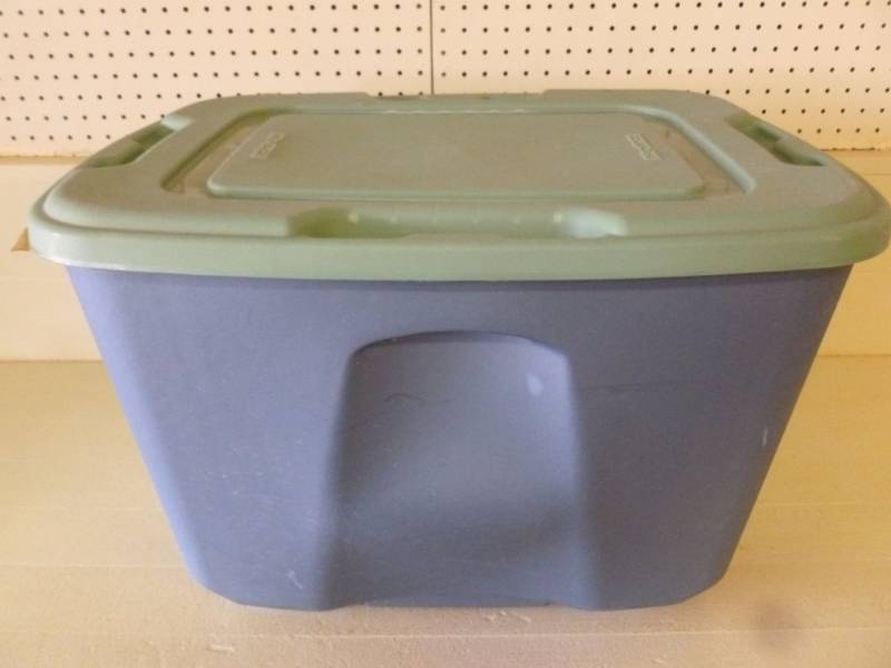 lot 372 image: Storage Tote