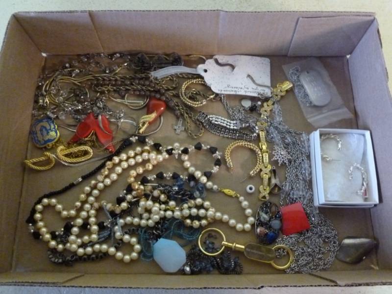 lot 387 image: Jewelry