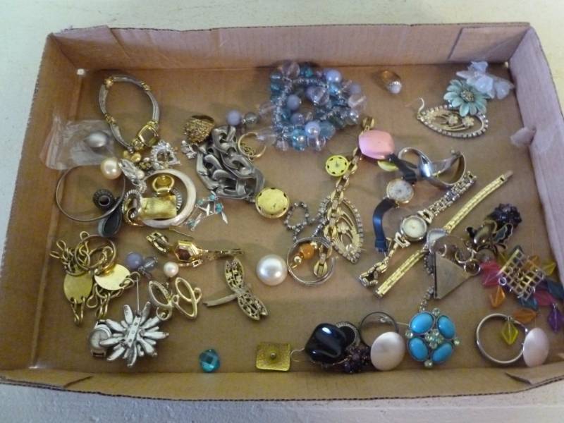 lot 388 image: Jewelry