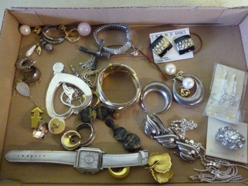 lot 389 image: Jewelry